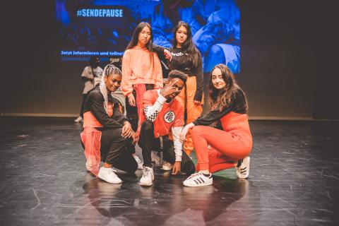 Tänzer auf der Bühne des School Dance Battles.