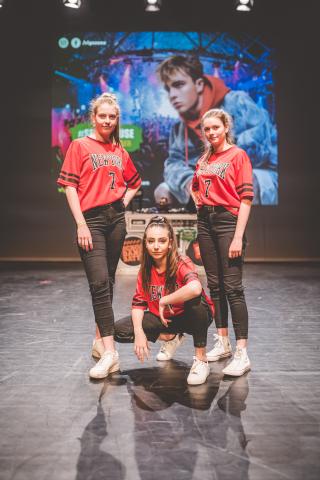 Tänzer auf der Bühne des School Dance Battles.