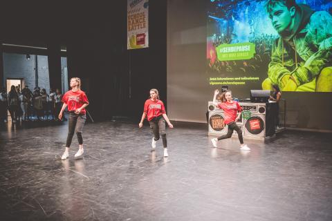 Tänzer auf der Bühne des School Dance Battles.