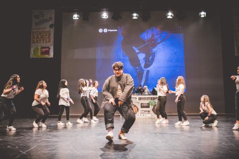 Tänzer auf der Bühne des School Dance Battles.