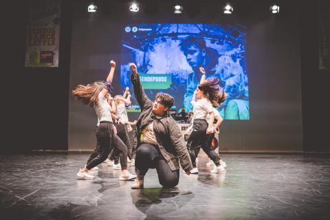 Tänzer auf der Bühne des School Dance Battles.