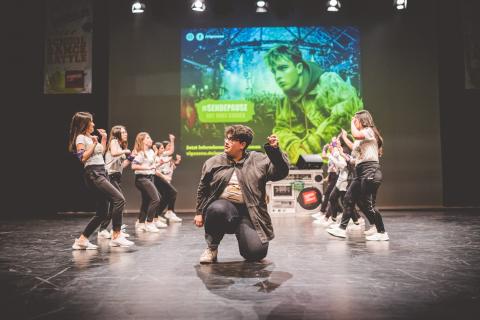 Tänzer auf der Bühne des School Dance Battles.