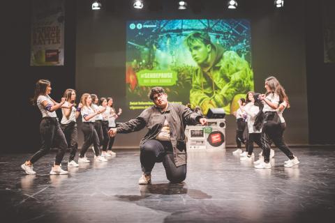 Tänzer auf der Bühne des School Dance Battles.