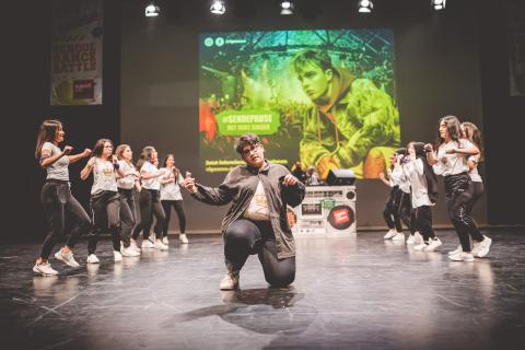 Tänzer auf der Bühne des School Dance Battles.