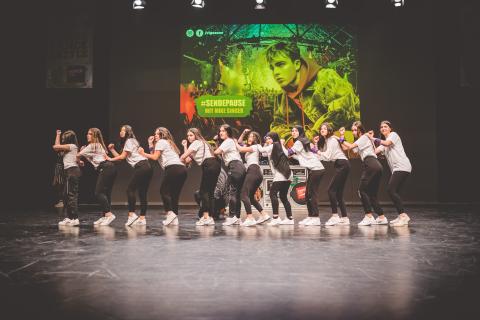 Tänzer auf der Bühne des School Dance Battles.