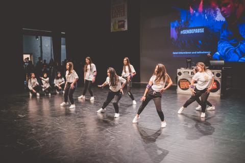 Tänzer auf der Bühne des School Dance Battles.