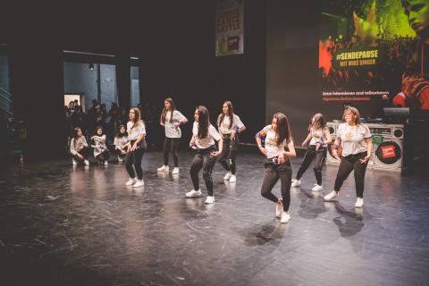 Tänzer auf der Bühne des School Dance Battles.
