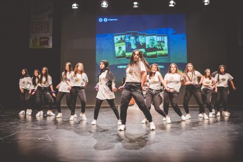 Tänzer auf der Bühne des School Dance Battles.