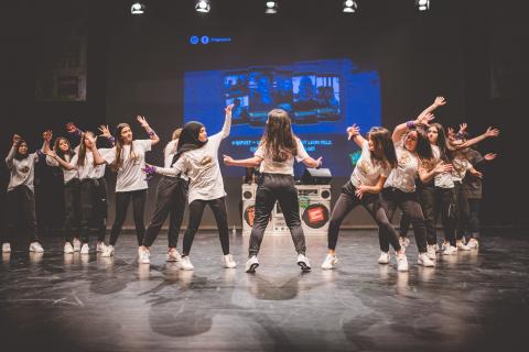 Tänzer auf der Bühne des School Dance Battles.