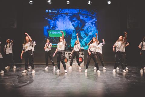 Tänzer auf der Bühne des School Dance Battles.