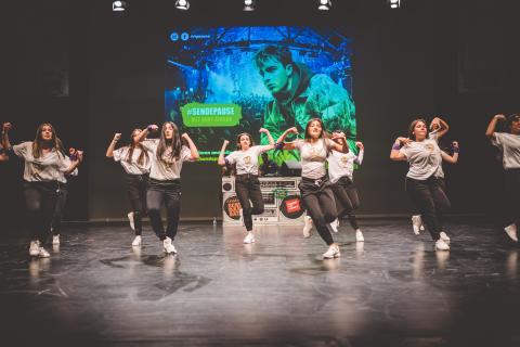 Tänzer auf der Bühne des School Dance Battles.