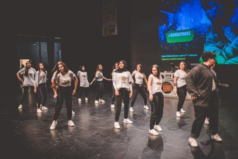 Tänzer auf der Bühne des School Dance Battles.