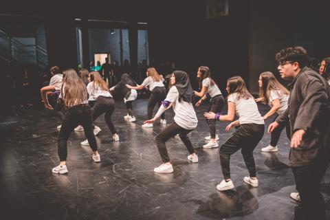 Tänzer auf der Bühne des School Dance Battles.