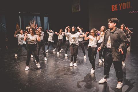 Tänzer auf der Bühne des School Dance Battles.