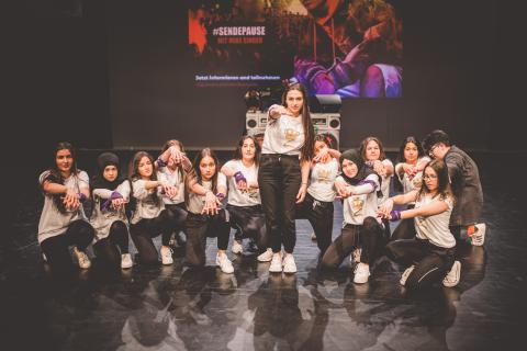 Tänzer auf der Bühne des School Dance Battles.