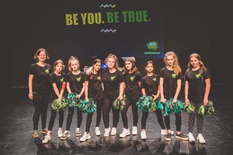 Tänzer auf der Bühne des School Dance Battles.