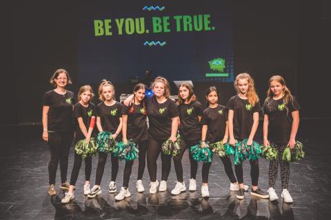 Tänzer auf der Bühne des School Dance Battles.