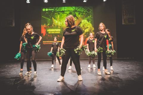 Tänzer auf der Bühne des School Dance Battles.