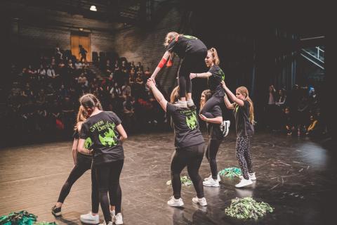 Tänzer auf der Bühne des School Dance Battles.