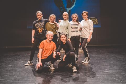 Tänzer auf der Bühne des School Dance Battles.