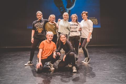 Tänzer auf der Bühne des School Dance Battles.