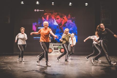 Tänzer auf der Bühne des School Dance Battles.