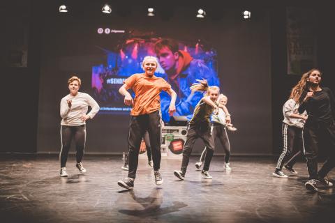 Tänzer auf der Bühne des School Dance Battles.