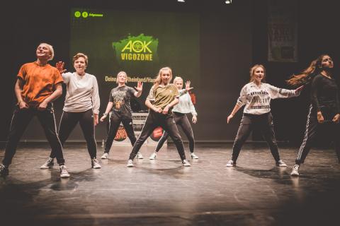 Tänzer auf der Bühne des School Dance Battles.