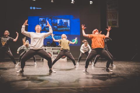 Tänzer auf der Bühne des School Dance Battles.