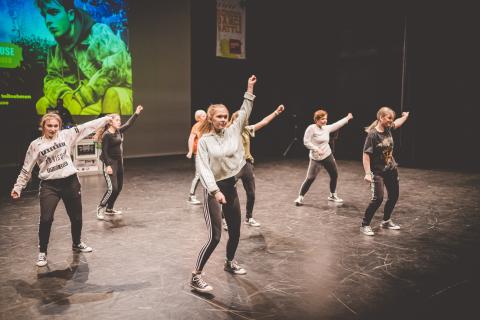 Tänzer auf der Bühne des School Dance Battles.