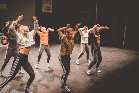 Tänzer auf der Bühne des School Dance Battles.