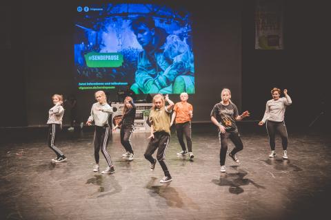 Tänzer auf der Bühne des School Dance Battles.