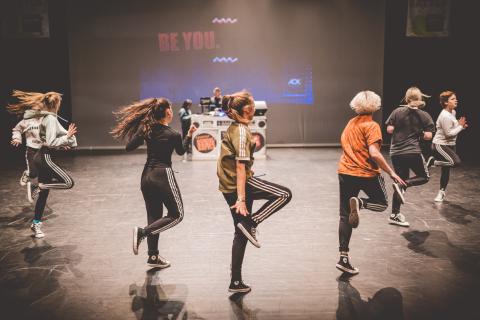 Tänzer auf der Bühne des School Dance Battles.