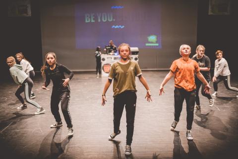 Tänzer auf der Bühne des School Dance Battles.
