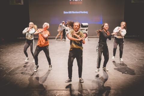 Tänzer auf der Bühne des School Dance Battles.