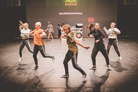 Tänzer auf der Bühne des School Dance Battles.