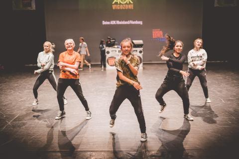 Tänzer auf der Bühne des School Dance Battles.