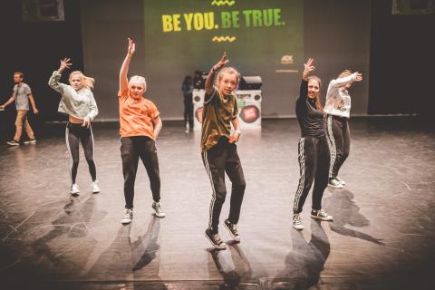 Tänzer auf der Bühne des School Dance Battles.