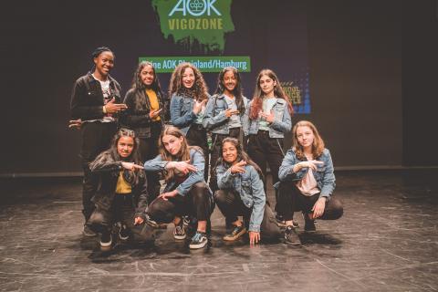 Tänzer auf der Bühne des School Dance Battles.