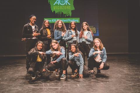 Tänzer auf der Bühne des School Dance Battles.