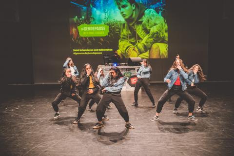 Tänzer auf der Bühne des School Dance Battles.