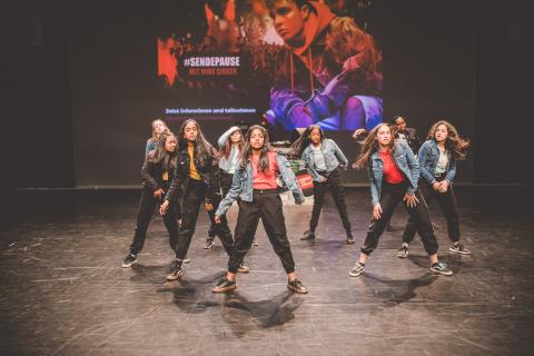 Tänzer auf der Bühne des School Dance Battles.