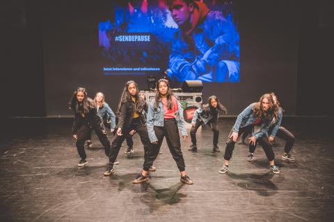 Tänzer auf der Bühne des School Dance Battles.