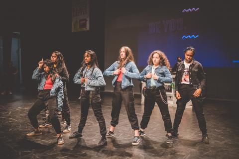 Tänzer auf der Bühne des School Dance Battles.