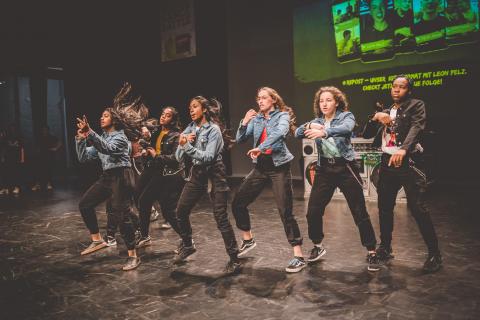Tänzer auf der Bühne des School Dance Battles.