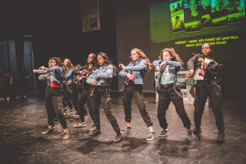 Tänzer auf der Bühne des School Dance Battles.