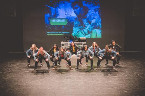 Tänzer auf der Bühne des School Dance Battles.