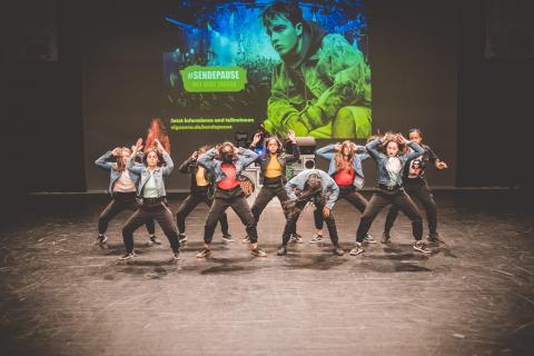 Tänzer auf der Bühne des School Dance Battles.