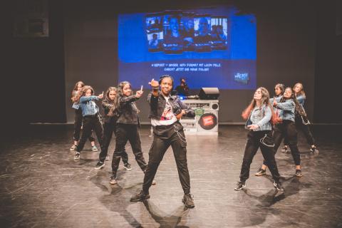 Tänzer auf der Bühne des School Dance Battles.