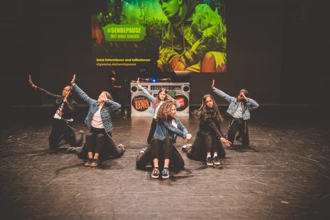 Tänzer auf der Bühne des School Dance Battles.